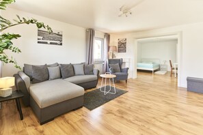 Fernseher, DVD-Player, Bücher, Stereoanlage