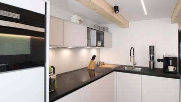 Fridge, oven, stovetop, dishwasher