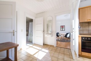 ثلاجة، فرن، موقد طهي مسطح، ماكينة لصنع القهوة/الشاي