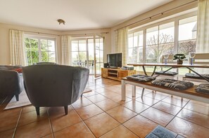 TV, DVD player, books, stereo