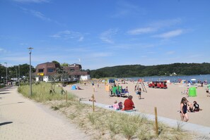 På stranden