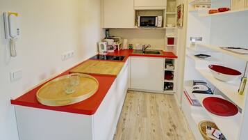 Réfrigérateur, micro-ondes, plaque de cuisson, lave-vaisselle