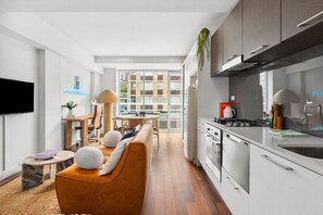 Kylskåp, mikrovågsugn, ugn och spishäll