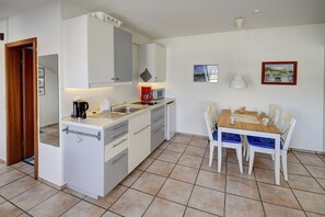 Réfrigérateur, micro-ondes, plaque de cuisson, cafetière/bouilloire