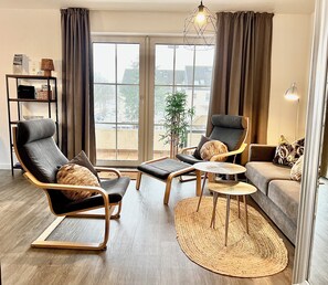 Fernseher, DVD-Player, Bücher, Stereoanlage