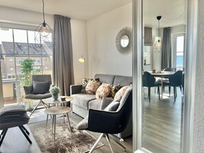 Fernseher, DVD-Player, Bücher, Stereoanlage