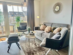 Fernseher, DVD-Player, Bücher, Stereoanlage