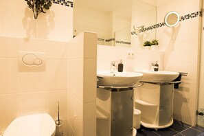 Séchoir à cheveux, serviettes fournies