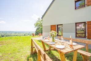 Outdoor dining - Le Pré devant nous - Calme et sérénité en pleine nature (Picherande)