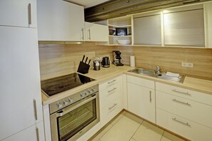 ثلاجة، فرن، موقد طهي مسطح، غسالة أطباق