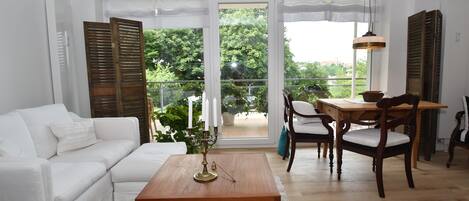 Televisie, een dvd-speler en een stereo