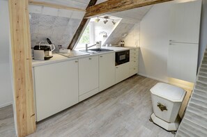 Kühlschrank, Mikrowelle, Herdplatte, Geschirrspüler