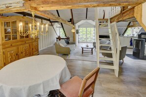 Televisión, chimenea, libros y estéreo 