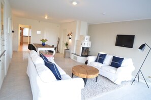 TV, fireplace, books - fewo1846 - Sundowner / Luxurious App. with 2 bedrooms, terrace, sea view (Flensburg)