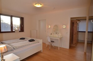 2 habitaciones, tabla de planchar con plancha y cuna de viaje