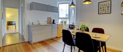 Fridge, microwave, stovetop, dishwasher