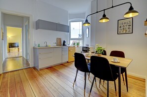 Kühlschrank, Mikrowelle, Herdplatte, Geschirrspüler