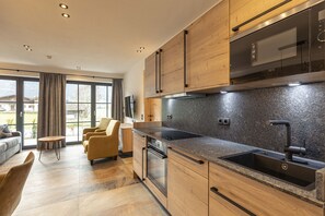 Kühlschrank, Ofen, Geschirrspüler, Wasserkocher mit Kaffee-/Teezubehör