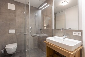Douche, sèche-cheveux, serviettes fournies