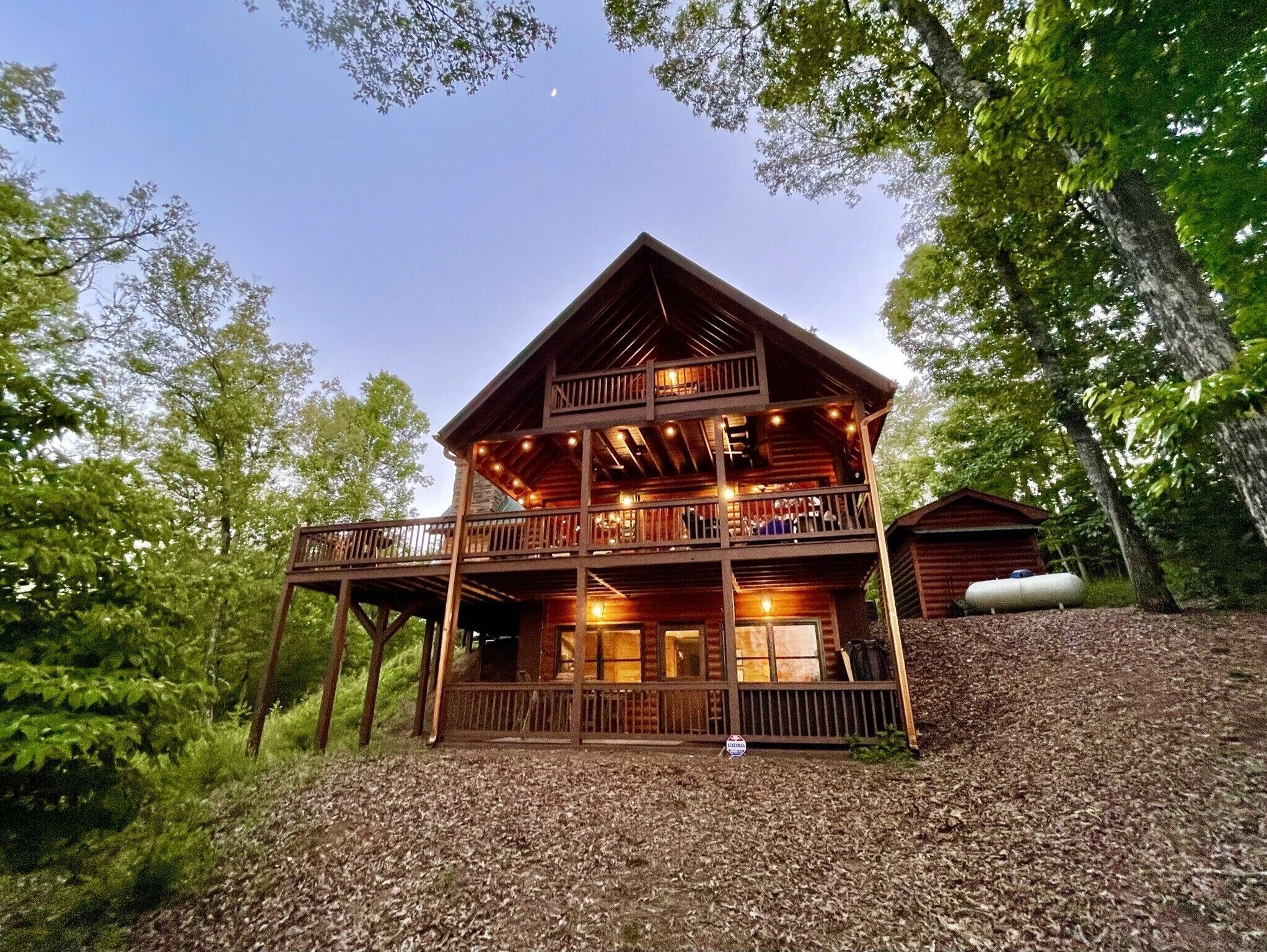 Super clean and cozy cabin with mountain views, hot tub, 5 mins to BR 