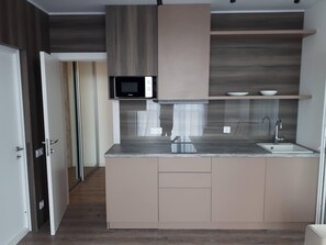 Réfrigérateur, micro-ondes, batterie de cuisine, vaisselle et ustensiles