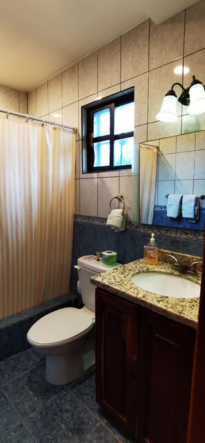 Premium Twin Room | Bathroom | Shower - Hotel de la Fuente (Orange Walk)