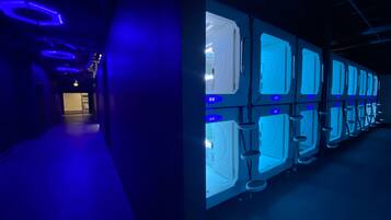 Single Kapsel | Allergikerbettwaren, Zimmersafe, individuell dekoriert, Schreibtisch