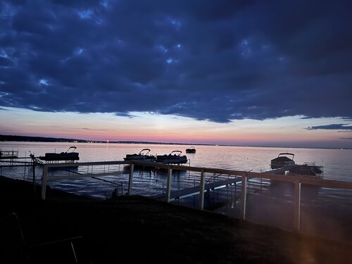 North View Cabins #3 - 2Bed/1Ba Direct Waterfront Cabin on Houghton Lake!