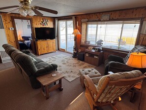 Smart TV, video games, DVD player, books - North View Cabins #3 - 2Bed/1Ba Direct Waterfront Cabin on Houghton Lake! (Houghton Lake)