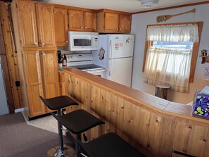 Fridge, microwave, oven, stovetop - North View Cabins #3 - 2Bed/1Ba Direct Waterfront Cabin on Houghton Lake! (Houghton Lake)