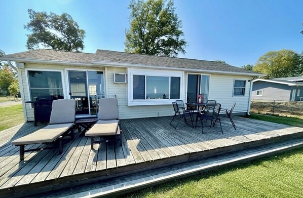 Outdoor dining - North View Cabins #3 - 2Bed/1Ba Direct Waterfront Cabin on Houghton Lake! (Houghton Lake)