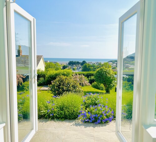 Seafacing Welsh cottage near the beach with stunning views accommodating 8.