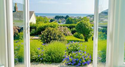 Seafacing Welsh cottage near the beach with stunning views accommodating 8.
