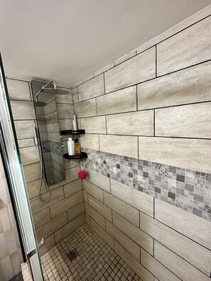 Bañera con ducha, secador de pelo, toallas, jabón