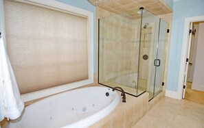 Ensemble douche/baignoire, baignoire à jets, sèche-cheveux