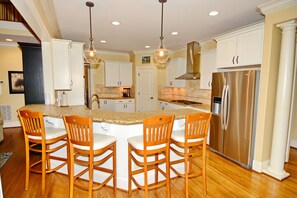 Fridge, microwave, oven, stovetop - Luxury Home with Office and Man Cave-Ideal for Families, Couples & Market Guests (Summerfield)