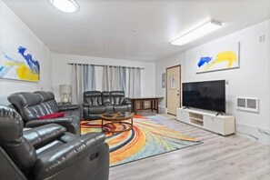 Smart TV, fireplace