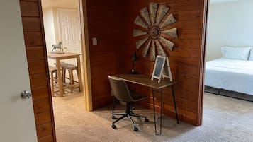 2 slaapkamers, een bureau, een strijkplank/strijkijzer, gratis wifi