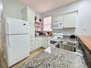 Een koelkast, een microgolfoven, een oven, een kookplaat