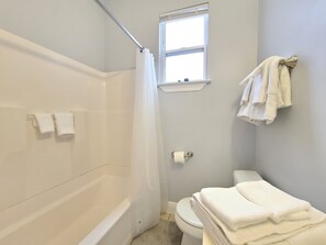 Haartrockner, Handtücher, Seife, Shampoo