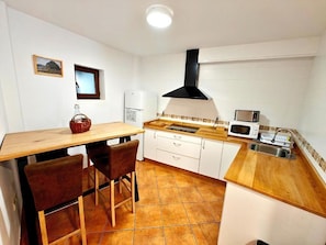 Kylskåp, mikrovågsugn, spishäll och kaffe- och tebryggare