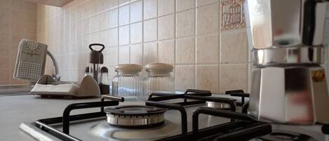 Frigorífic, forn, placa de cuina i cafetera i tetera