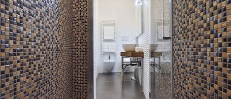 Een douche, een haardroger, een bidet, handdoeken