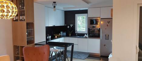 Micro-ondes, lave-vaisselle, cafetiĂšre/bouilloire