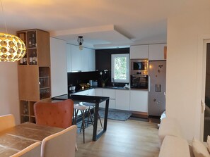 Mikrowelle, Geschirrspüler, Wasserkocher mit Kaffee-/Teezubehör