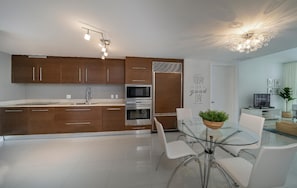 Frigorifero, microonde, piano cottura, macchina per tè/caffè