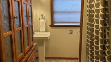 Combined shower/tub, towels, soap, toilet paper