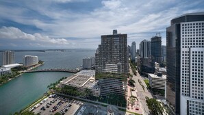 Ein hoch aufragendes Gebäude mit modernem architektonischem Design, gelegen in der Nähe eines Hafens mit einer Marina.