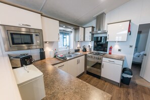Kühlschrank, Mikrowelle, Ofen, Geschirrspüler