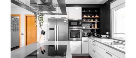 Kühlschrank, Mikrowelle, Ofen, Herdplatte